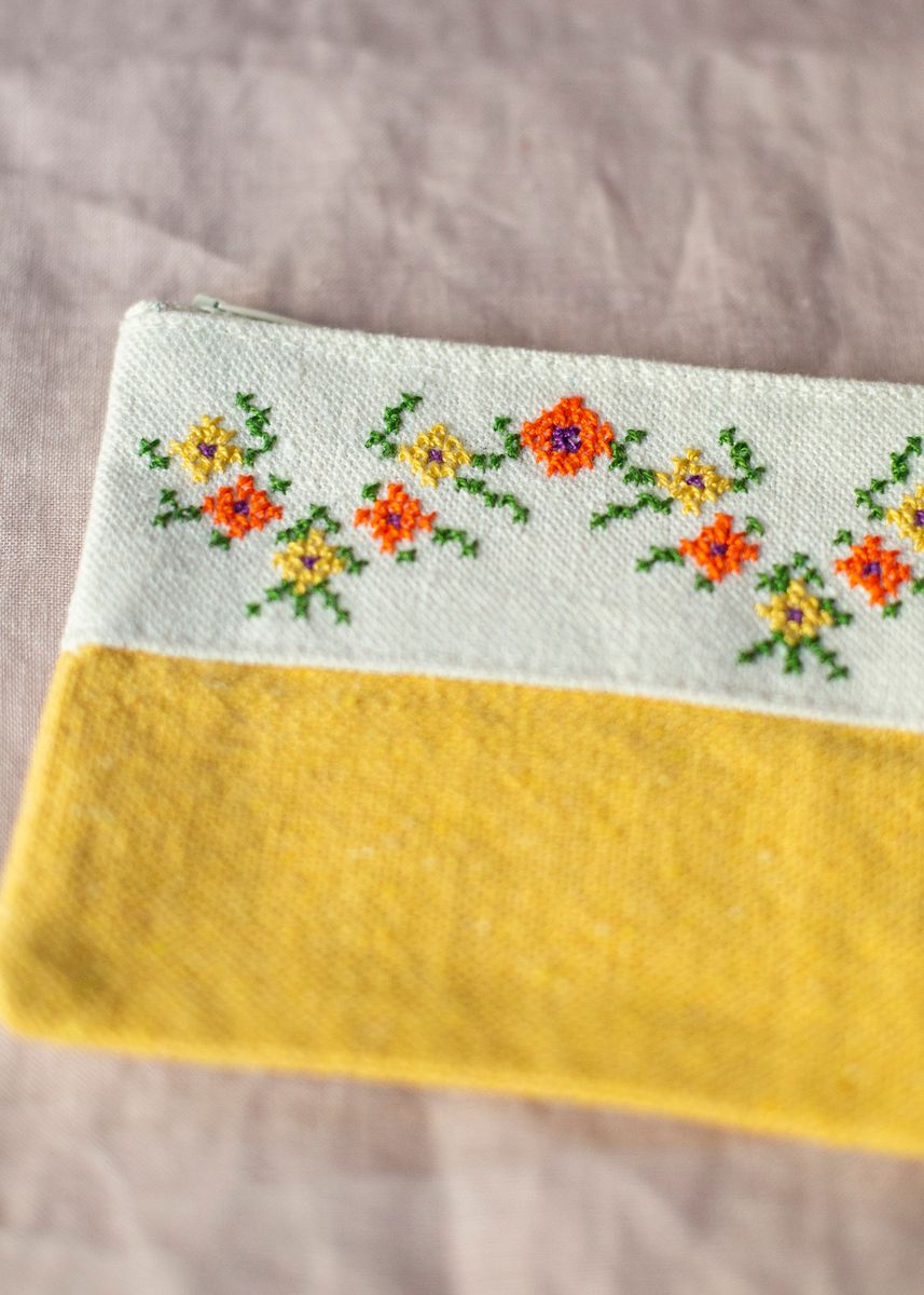Liten brodert pung, hvit og gul
