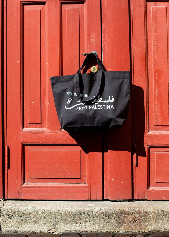 Stort silketrykket handlenett - Fritt Palestina, svart