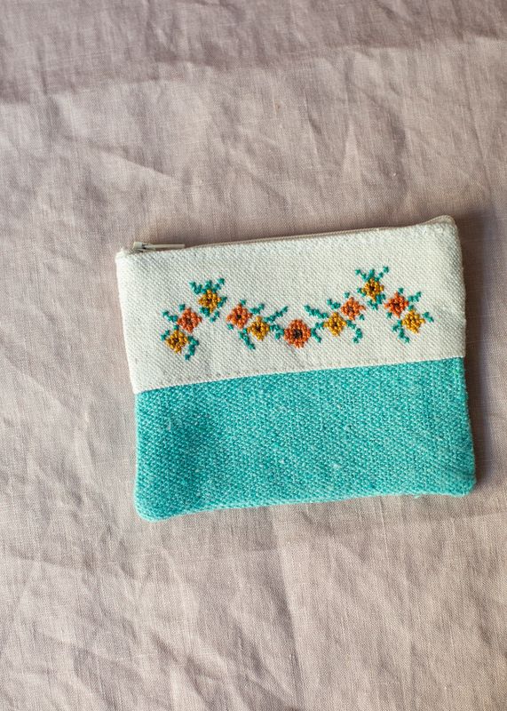 Liten brodert pung, hvit og turkis