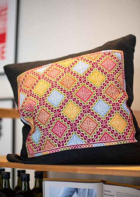 Hovedbilde Brodert putetrekk, svart og flerfarget