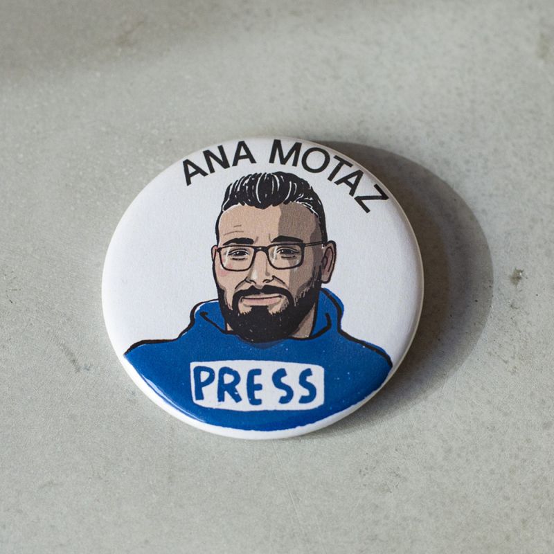 Button, Ana Motaz