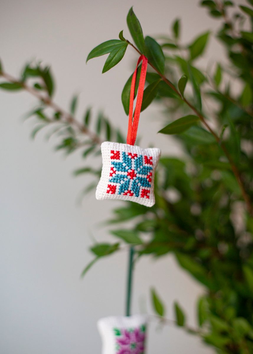 Håndbrodert pynt, Threads of Hope