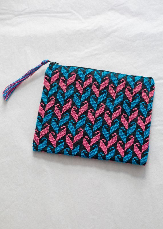 Brodert pung, blå og rosa 17 cm
