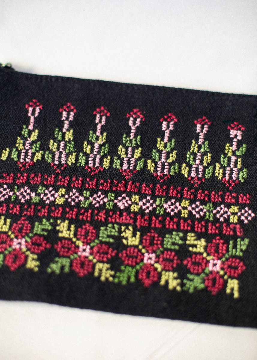 Stor brodert pung, svart, grønn og rosa