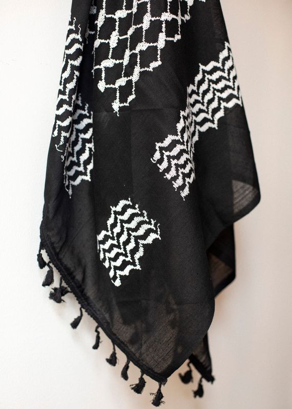Stor keffiyeh, svart bakgrunn og hvit