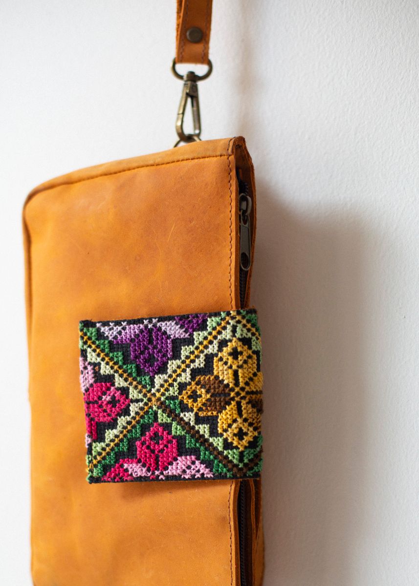 Liten brodert skinnveske, lysebrun