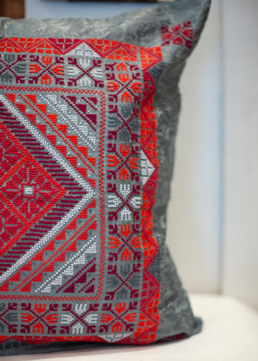 Brodert putetrekk, grå og rød