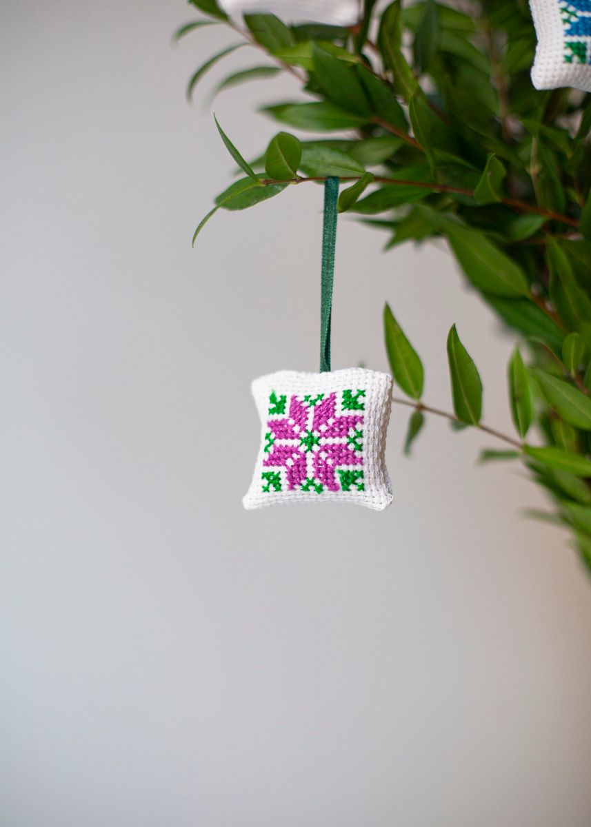 Håndbrodert pynt, Threads of Hope