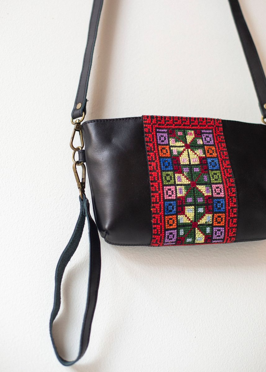 Liten brodert skinnveske, svart