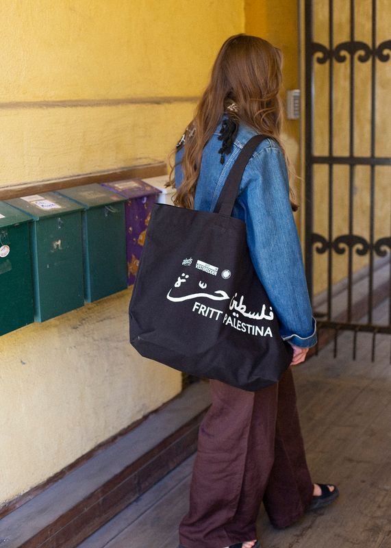 Stort silketrykket handlenett - Fritt Palestina, svart
